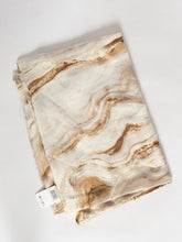 Tørklæde med marmor print og guld - ITFEB25